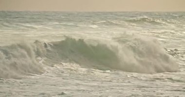 Nazare, Portekiz. Sahilden kopan dalgaların manzarası.