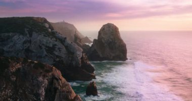 Nazare, Portekiz. Okyanus suları arasındaki uçurumların muhteşem panoramik manzarası