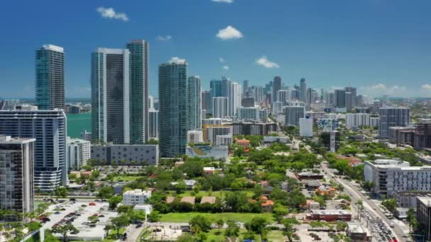 Glas och betong skyskrapor panorama. Florida USA 4K. Miamis natursköna antenn — Stockvideo