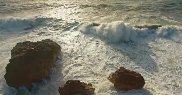 Ναζαρέ, Πορτογαλία. Πλάνα από βραχώδεις γκρεμούς που περιβάλλονται από υψηλή παλίρροια — Αρχείο Βίντεο