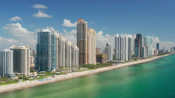 Paesaggio urbano cinematografico di Miami Beach il giorno d'estate. Bella città costiera moderna 4K — Video Stock