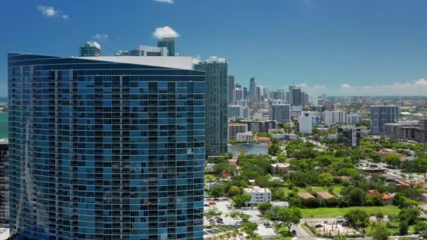 Vibrerande antenn av Miami Beach med centrum på rörelse bakgrund. USA 4K — Stockvideo