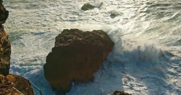 Meereswellen rollen am felsigen Strand der Küste von Nazare, Portugal, Europa — Stockvideo