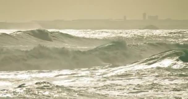 Nazare, Portekiz. Okyanusla çevrili puslu sahilin resimsel manzarası. — Stok video