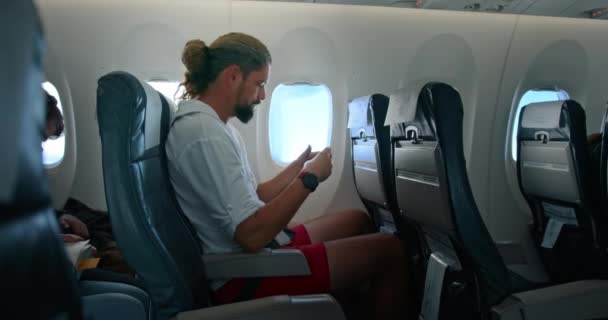 Volo SATA della compagnia aerea. Gen. 2021. L'uomo scatta foto durante il viaggio — Video Stock