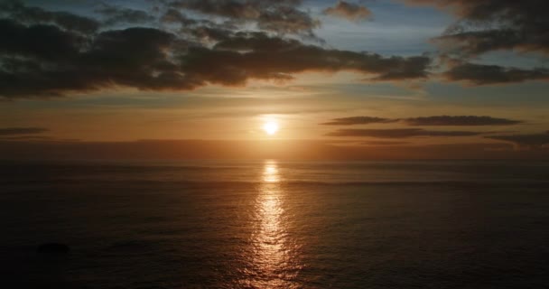 Bela cena do pôr do sol à beira-mar — Vídeo de Stock