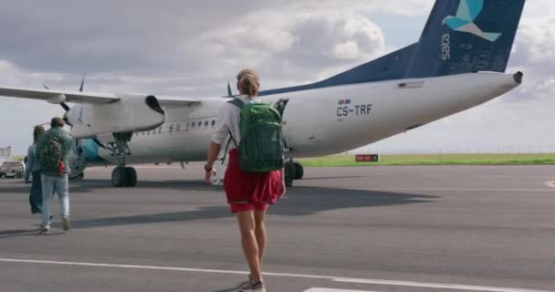 Ponta Delgada, Azores Adaları. Ocak 2021. Pist boyunca yürüyen yolcular — Stok video