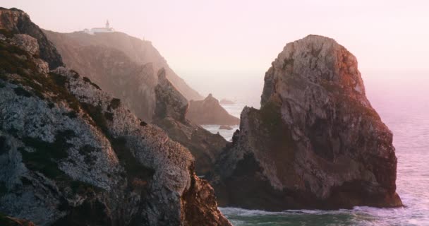 Nazare, Portugalia. Niesamowity widok na skały wśród wód oceanicznych — Wideo stockowe