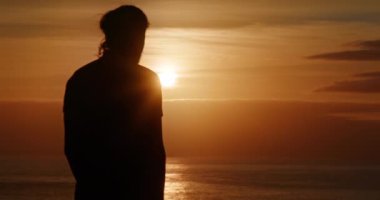 Gökyüzünün ötesindeki güneşin muhteşem panoramik manzarası