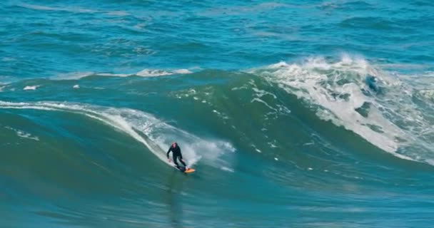 Nazare, Portugalia. październik 2020 r. Człowiek płynie po powierzchni wody. — Wideo stockowe