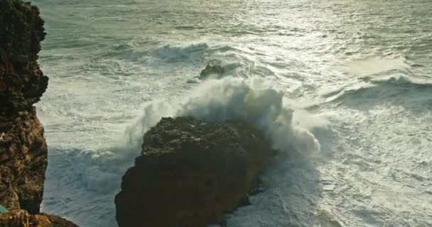 Nazare, Portugal. Riesige schäumende Wellen stürzen vom Felsen — Stockvideo