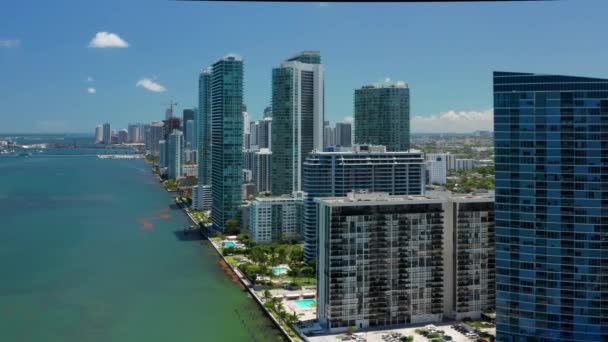 Arquitetura moderna edifícios à beira-mar no verão dia ensolarado com vista para a baía azul — Vídeo de Stock