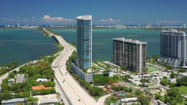 Paisaje urbano cinematográfico de Miami Beach en el día de verano. Hermosa ciudad costera moderna 4K — Vídeos de Stock