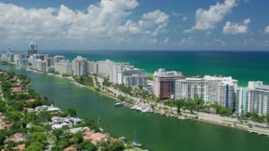 Biscayne Körfezi, Miami Sahili ve okyanus manzaralı otel manzaralı.