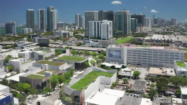 Майами, июнь 2019 года. Воздушная панорама офисных зданий в центре города 4K — стоковое видео