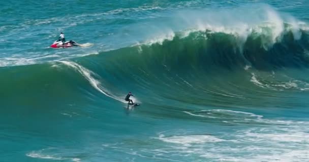 Ναζαρέ, Πορτογαλία. Οκτώβριος 2020. Καταπληκτική θέα των σέρφερ στον Ατλαντικό Ωκεανό — Αρχείο Βίντεο