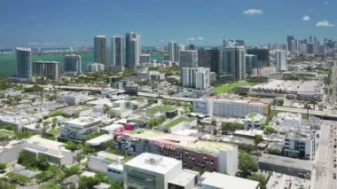 Miami, Haziran 2019. Yaz günü aşırı hızlı şehir ulaşımı. Miami Körfezi Manzarası