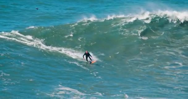 Nazare, Portugal. oktober 2020. Prachtig uitzicht op hoge golven van de Atlantische Oceaan — Stockvideo