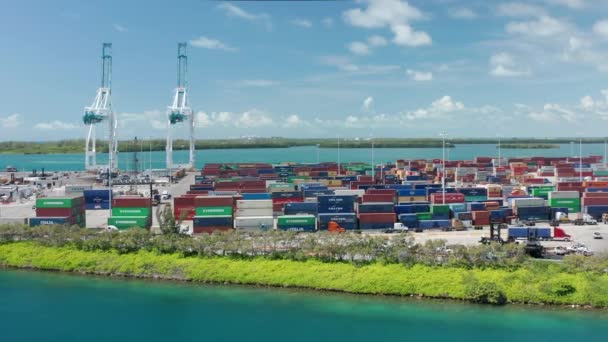 Container navio de carga e descarga no porto oceânico, negócio de carga vista aérea — Vídeo de Stock
