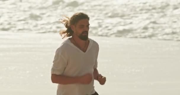 Πλάνα ενός άντρα να τρέχει κατά μήκος της ακτής — Αρχείο Βίντεο