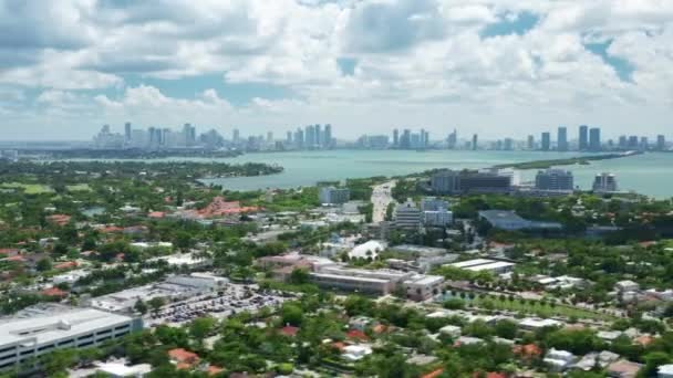 Hyper lapse Miami Beach luchtfoto uitzicht groene buurt, een verdieping huizen — Stockvideo