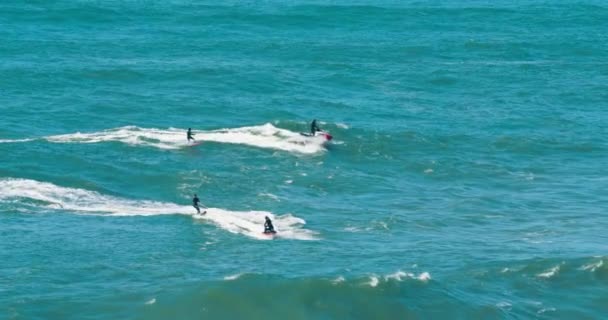 Nazare, Portugalia. październik 2020 r. Mężczyźni jeżdżą na falach trzymając liny — Wideo stockowe