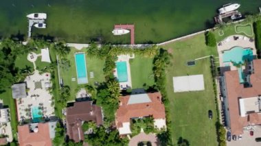 Havuzu ve yeşil bahçesi olan modern bir ev. Gayrimenkul reklamı 4K