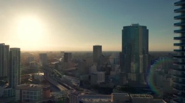 Miami şehir merkezindeki iş alanının altın gün batımı ışığı sineması