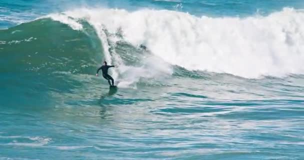 Nazare, Portugal. Outubro de 2020. Homens destemidos cavalgam enormes águas oceânicas — Vídeo de Stock