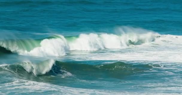 Nazare, Portugal. oktober 2020. Prachtig landschap van enorme golven die afbreken — Stockvideo