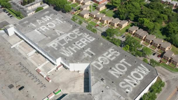 Vorort von Miami, Juni 2019, USA. Luftaufnahme auf dem Dach Wandbild mit Phase — Stockvideo