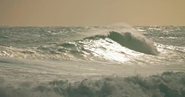 Nazare, Portekiz. Güneşle parlayan dev dalgaların görüntüsü. — Stok video