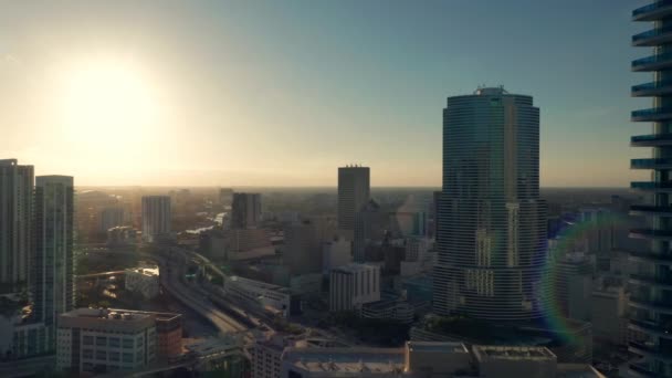 Filmvisning på gyllene solnedgång ljus över affärsområde i centrala Miami 4K — Stockvideo