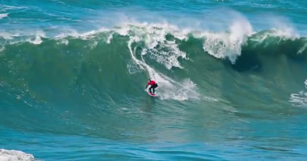 Nazare, Portekiz. Ekim 2020. Atlantik 'in mavi derin sularında sörfçü — Stok video