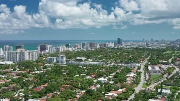Mooie Miami Beach luchtfoto uitzicht groene buurt met een verdieping huizen — Stockvideo