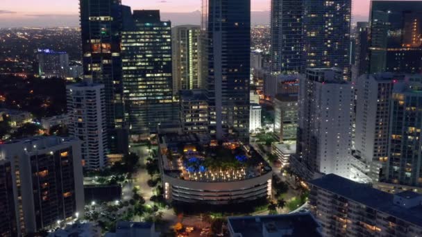 Pusat kota Miami di malam hari, udara. Kota modern Cityscape, drone b roll 4K, perjalanan — Stok Video