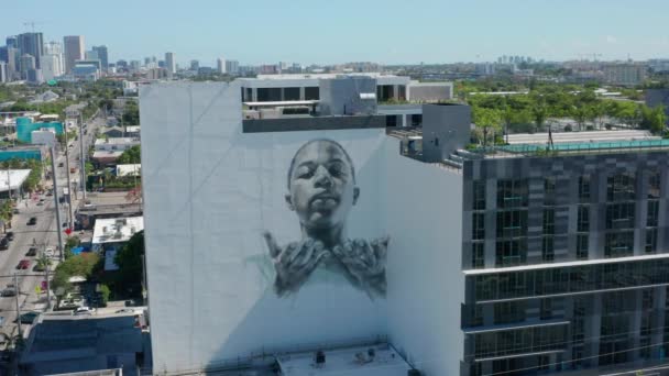 Miami, junio 2019 Florida USA. Mural de niño afroamericano aéreo en la pared del edificio — Vídeo de stock