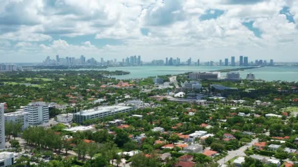 Mooi groen Miami Beach luchtfoto uitzicht met centrum hoge gebouwen achtergrond — Stockvideo