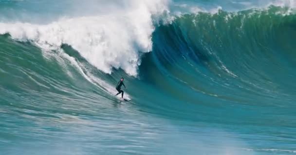 Nazare, Portugalia. październik 2020 r. Sportowcy surfingowi wśród potężnych wód oceanicznych. — Wideo stockowe