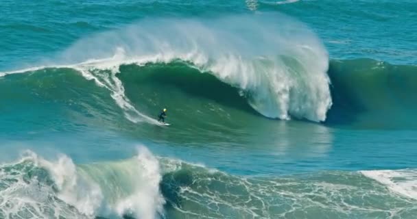 Nazare, Portugalia. październik 2020 r. Nagranie sportowców jeżdżących na dużych falach — Wideo stockowe