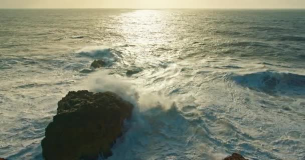 Nazare, Portugal. Imágenes de una roca rodeada de aguas oceánicas — Vídeo de stock