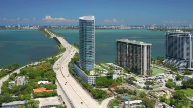 Miami Sahili 'nin yaz günü sineması. Güzel, modern sahil şehri 4K