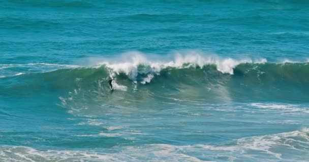 Nazare, Portugal. oktober 2020. Beelden van de surfers op enorme golven — Stockvideo