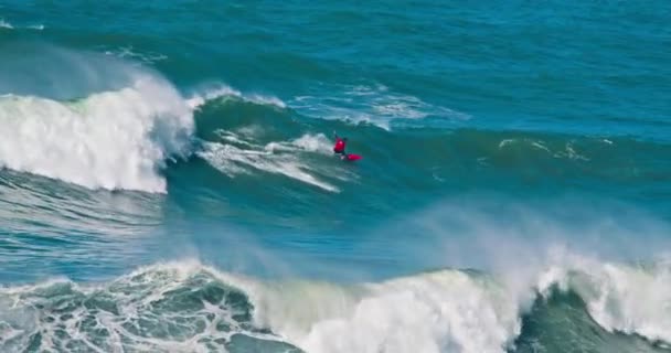 Nazare, Portugal. Outubro de 2020. Homens vestindo ternos de mergulho preto passeio ondas — Vídeo de Stock