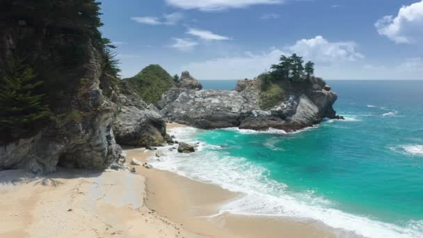 Bela paisagem natural com cachoeira cênica, mar vazio praia de areia branca — Vídeo de Stock