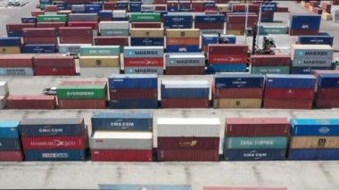 Miami Limanı, Haziran 2019, renkli kargo konteynırlarının düz yatay sıraları.