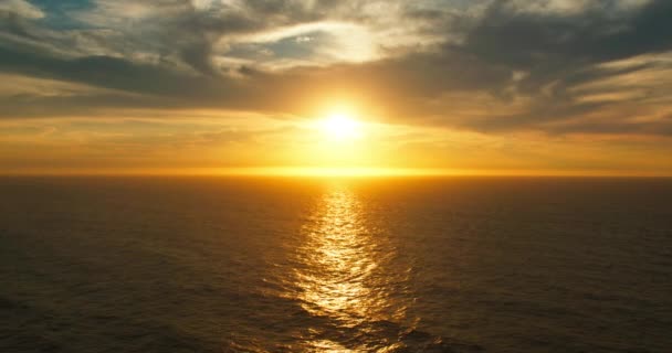 Onde calme nell'oceano Atlantico al tramonto. Pittoresco punto di riferimento del cielo colorato — Video Stock