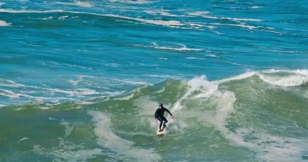 Surfista masculino montando olas grandes en la playa de Nazare, Portugal — Vídeos de Stock