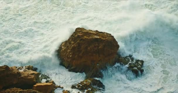 Schaumwellen rollen am felsigen Strand der Küste von Nazare, Portugal, Europa — Stockvideo