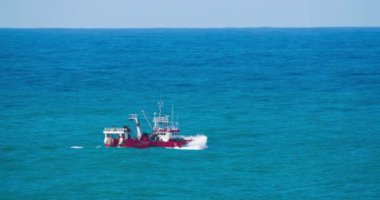 Atlantik okyanusunun açık sularında yüzen küçük bir tekne.